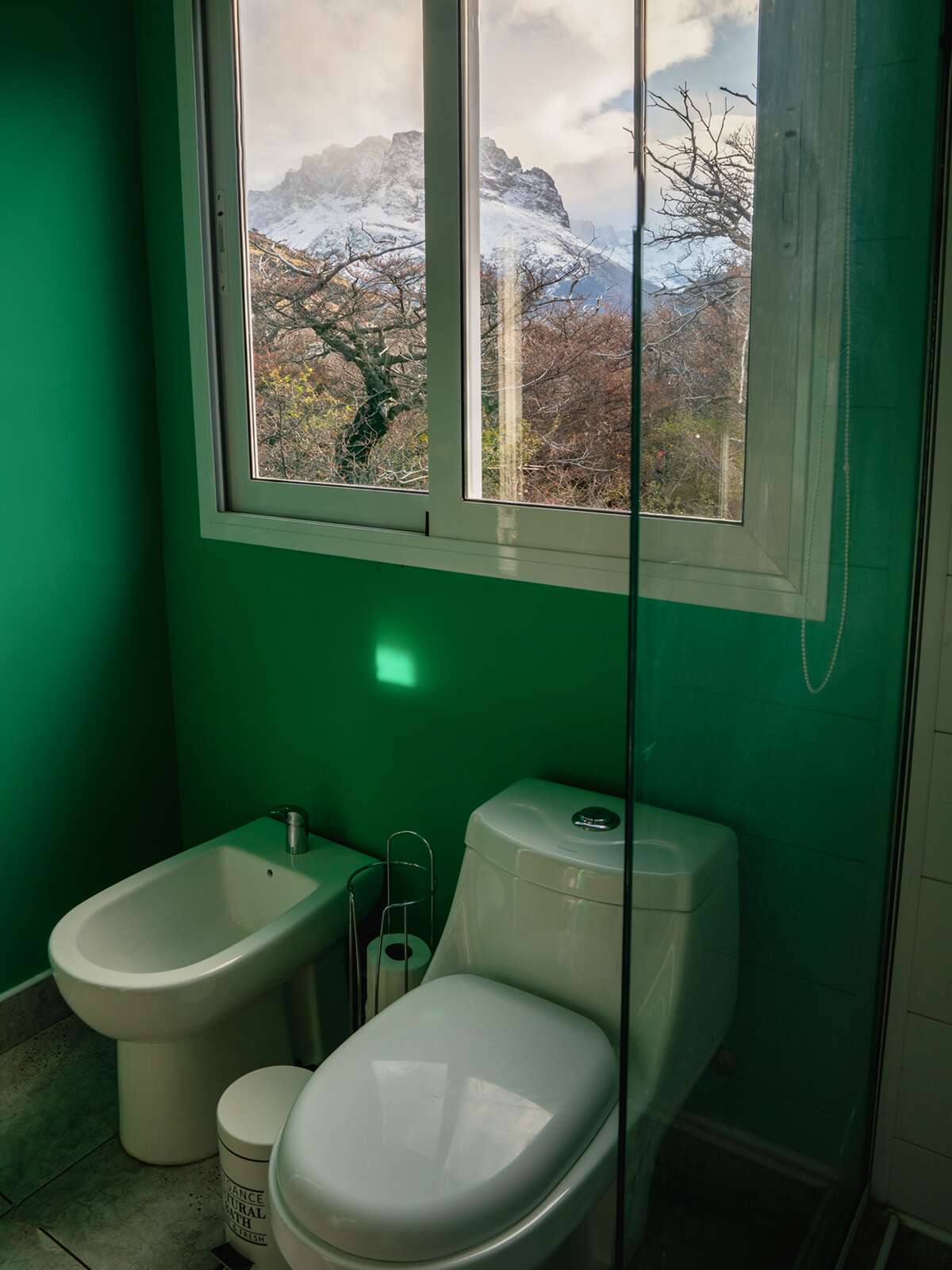 Inodoro y bidet en baño