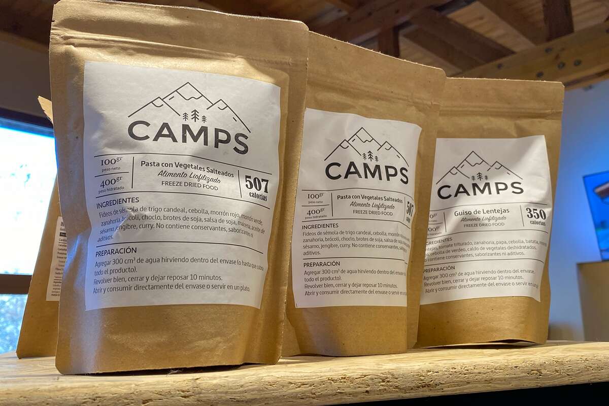 Paquetes de comida liofilizada Camps sobre una mesa de madera