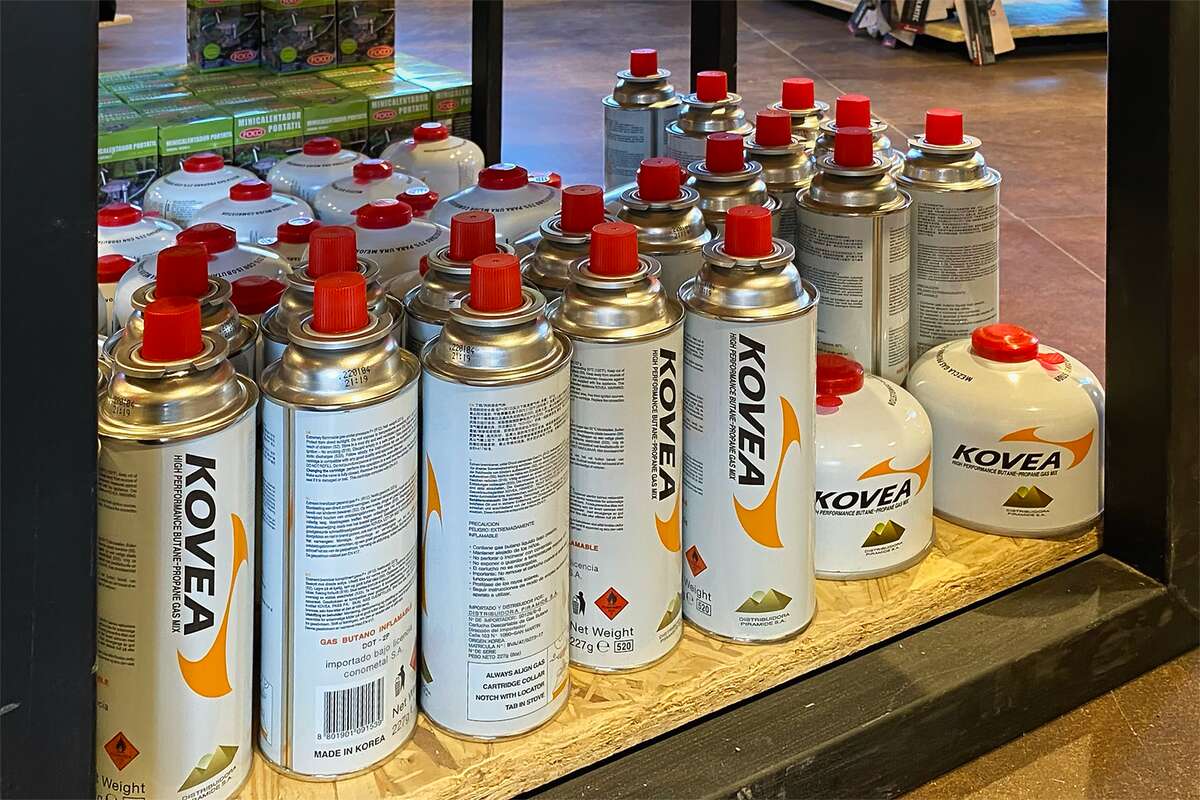 Cartuchos de gas Kovea para calentadores, en una estantería