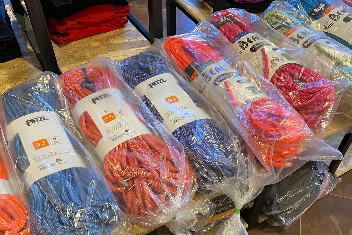 Cuerdas de escalada Petzl y Beal en sus bolsas, sobre una mesa
