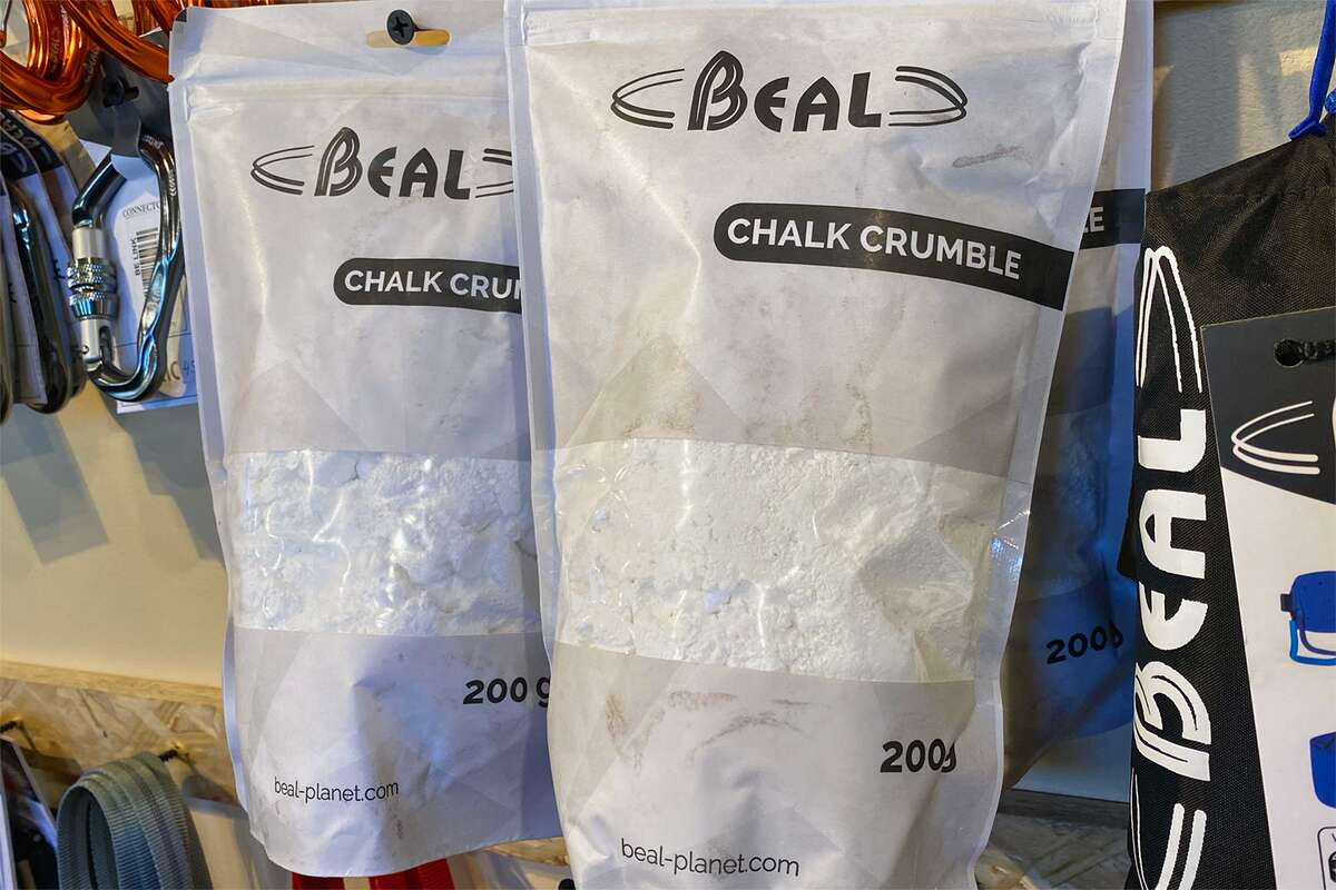 Bolsas de magnesio Beal colgadas junto a mosquetones