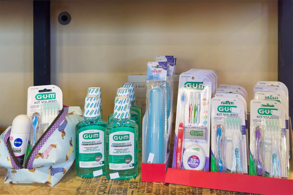 Kits de viaje de cepillo de dientes y enjuagues bucales Gum, y un desodorante Nivea
