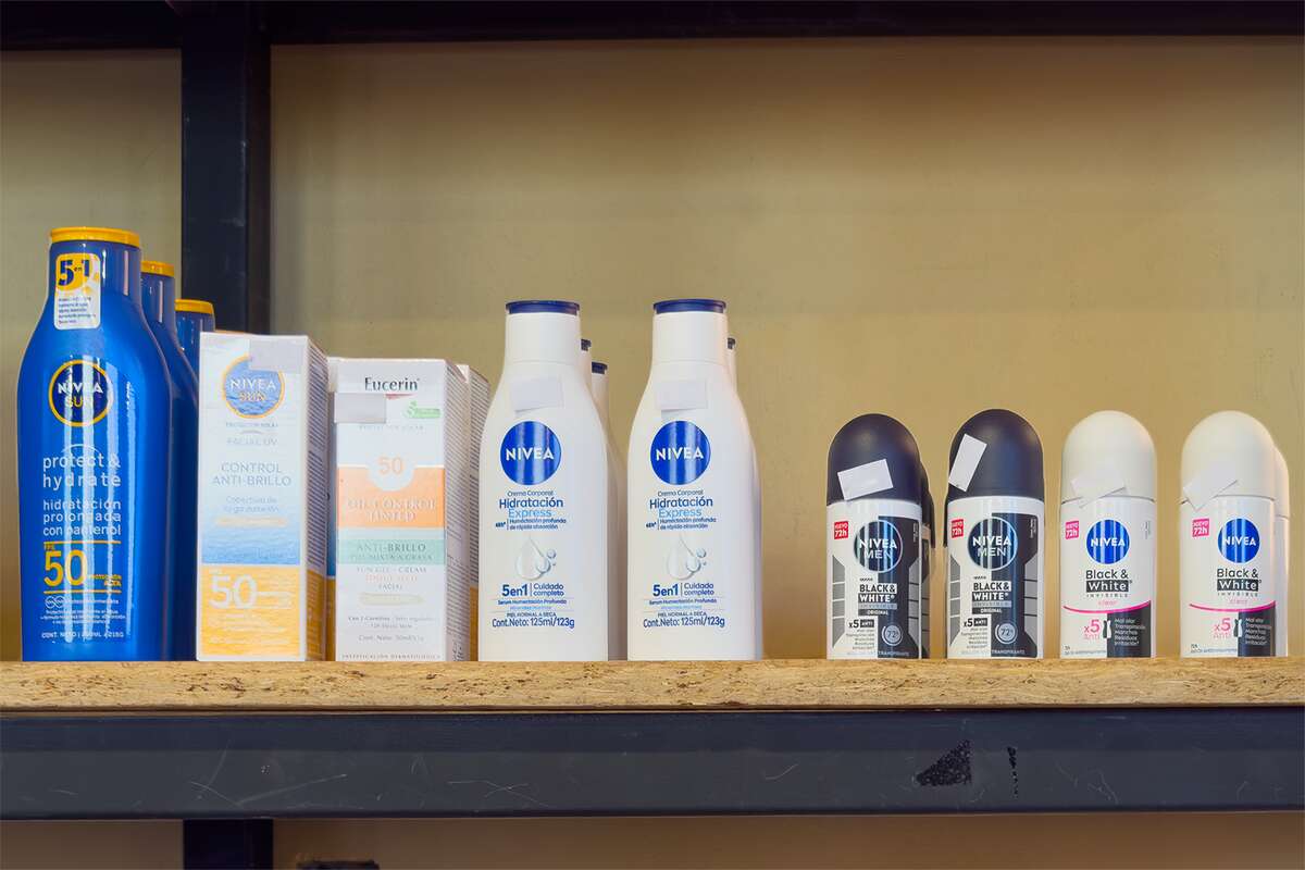 Protectores solares, cremas y desodorantes Nivea en una estantería