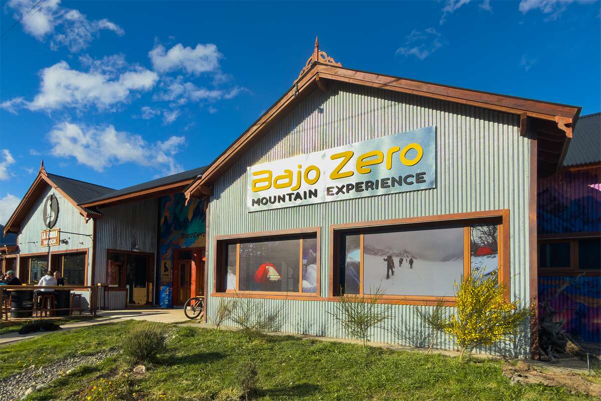 Frente de Bajo Zero Mountain Experience con cielo azul y una bicicleta estacionada