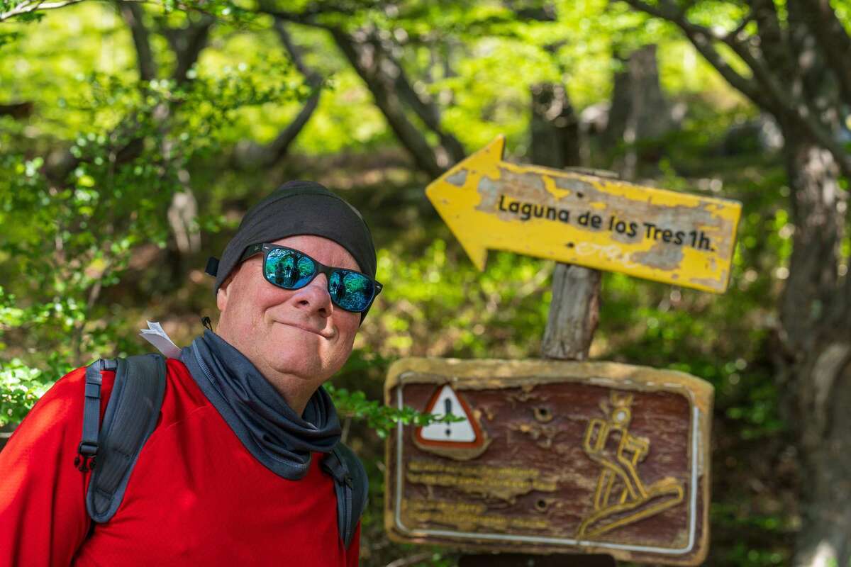 Excursionista con cartel a Laguna De los Tres