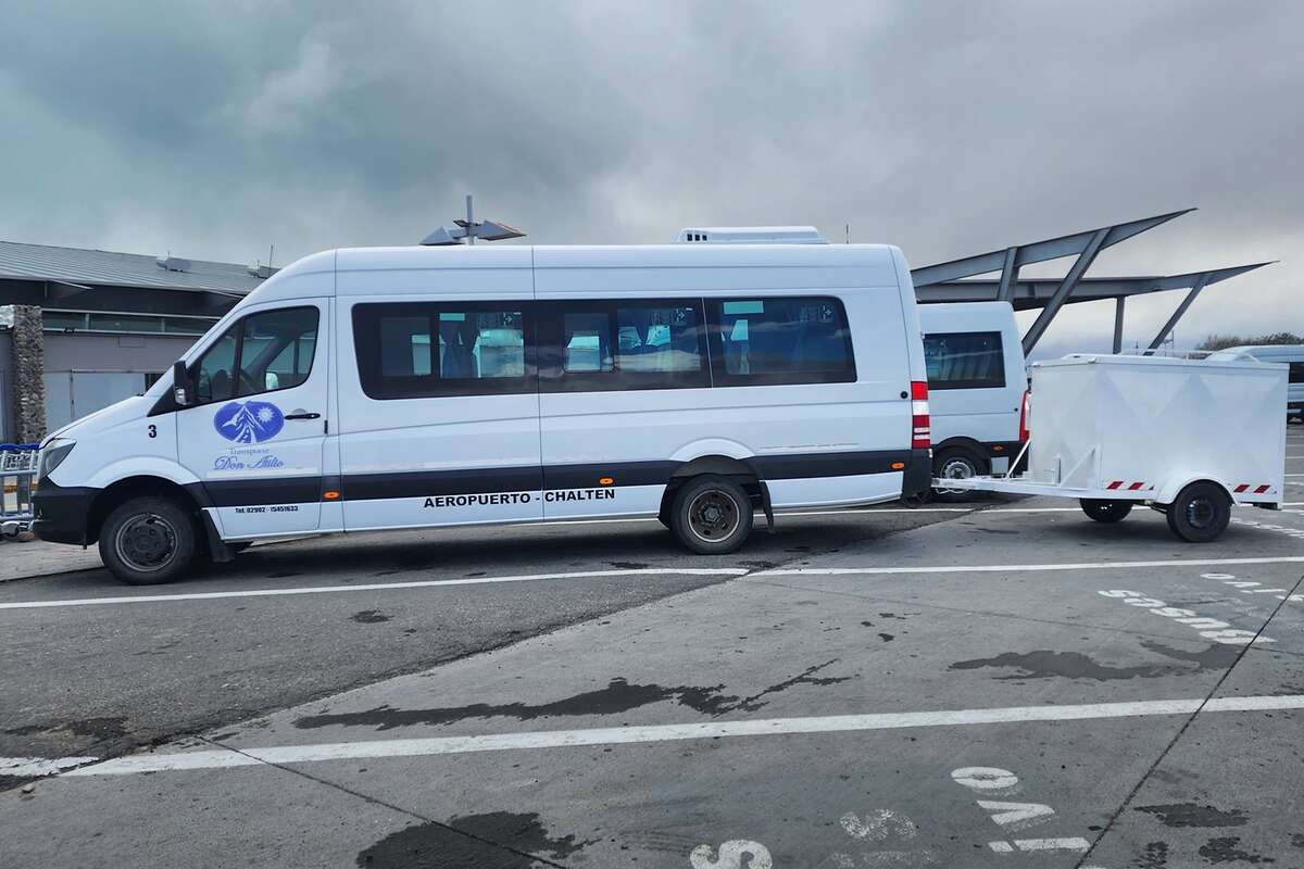 Minibus en el Aeropuerto de El Calafate con trailer para equipaje extra