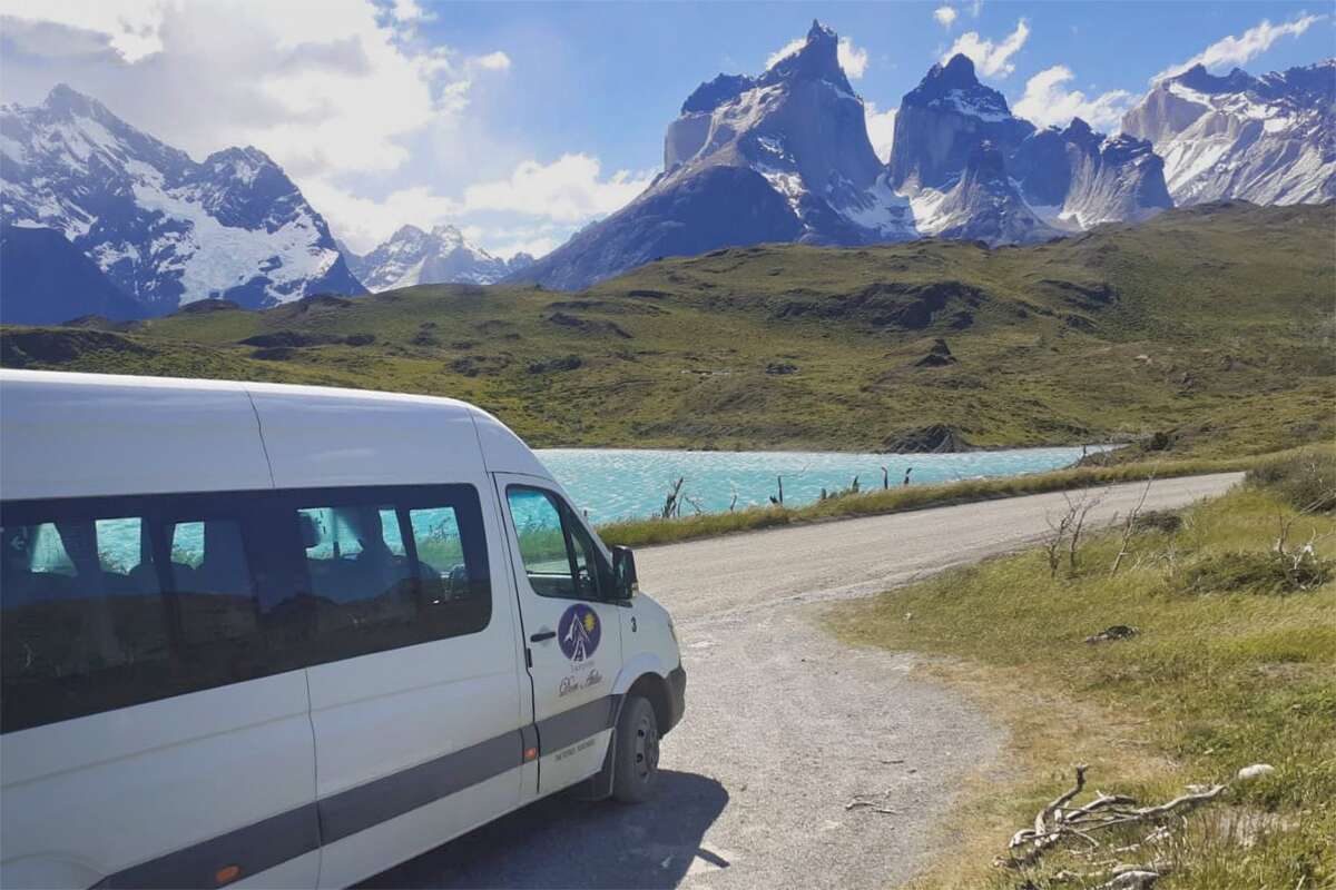 Minibus en Parque Nacional Torres del Paine
