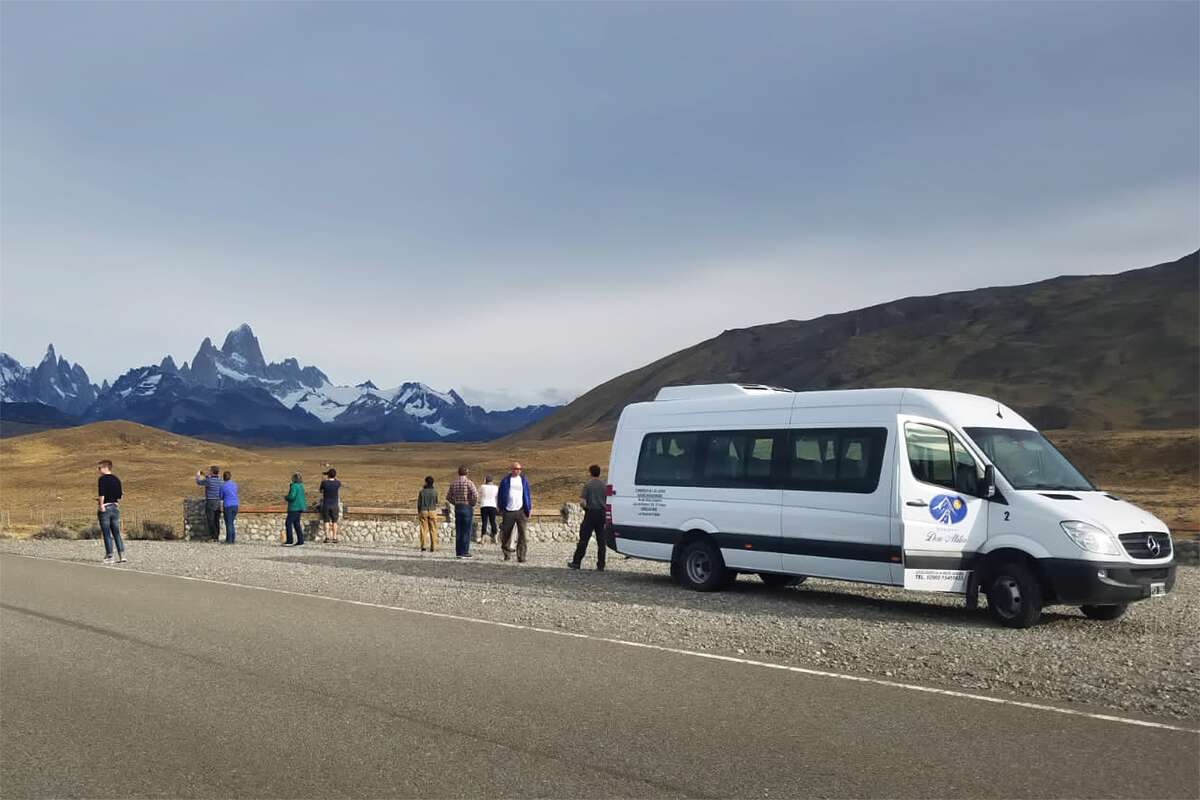 Pasajeros de Shuttle en mirador de la ruta al Fitz Roy