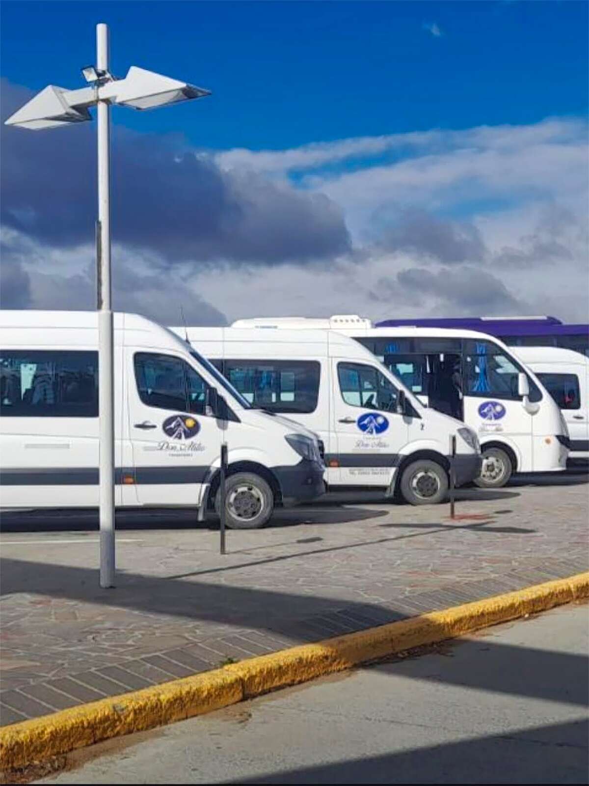Minibuses en el Aeropuerto de El Calafate