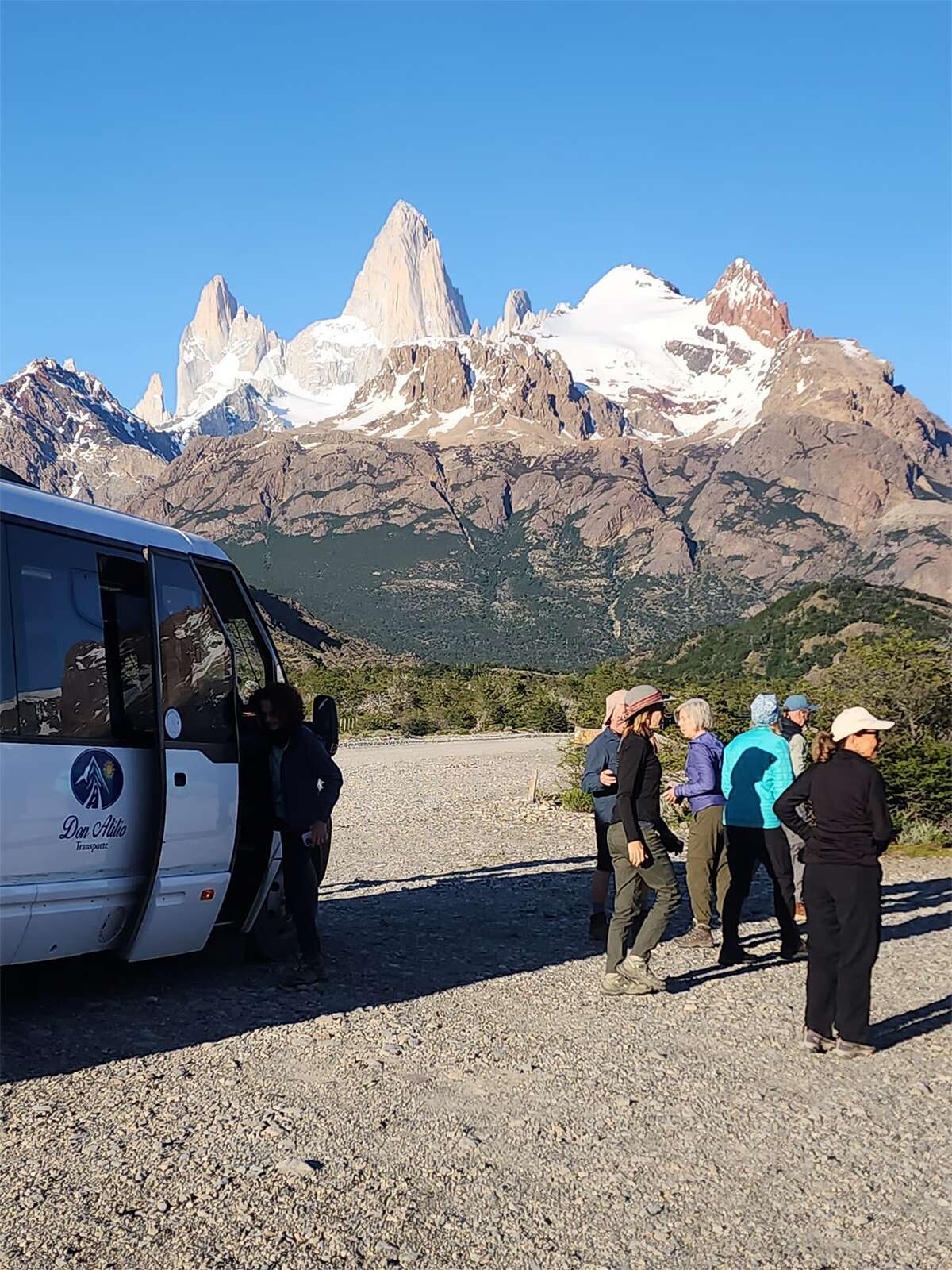 Grupo de pasajeros en traslado en Ruta 41 