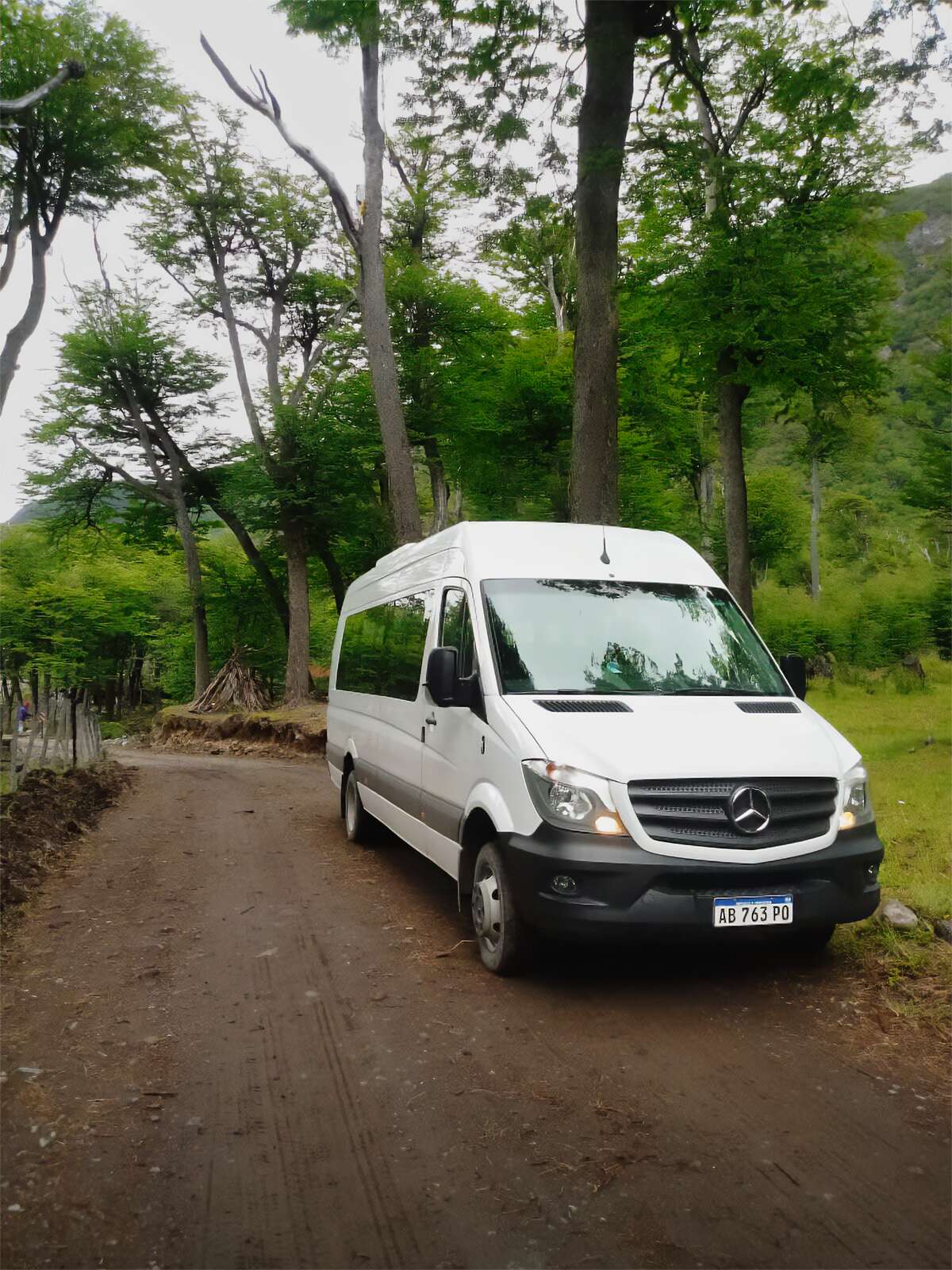 Minibus en Ruta 41 hacia el Lago del Desierto