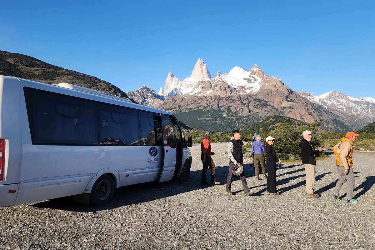 Grupo de pasajeros en traslado en Ruta 41