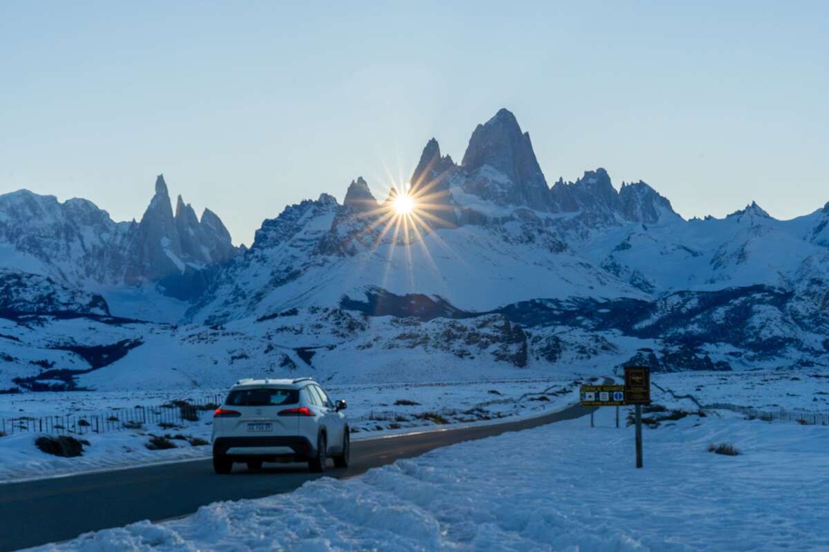 Vehicle on the road arriving in El Chaltén