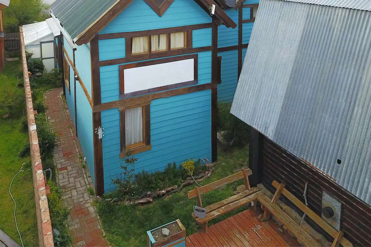 View from above of the garden with a deck and wooden benches