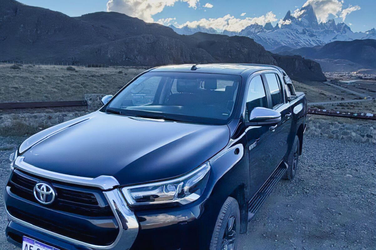 Toyota Hilux negra en un mirador de la ruta, con el Fitz Roy de fondo