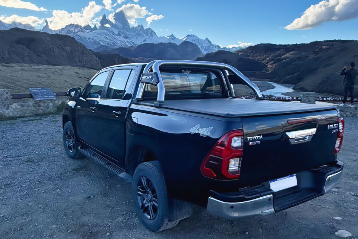 Caja de carga de la Hilux cubierta con lona, frente al cordón del Fitz Roy