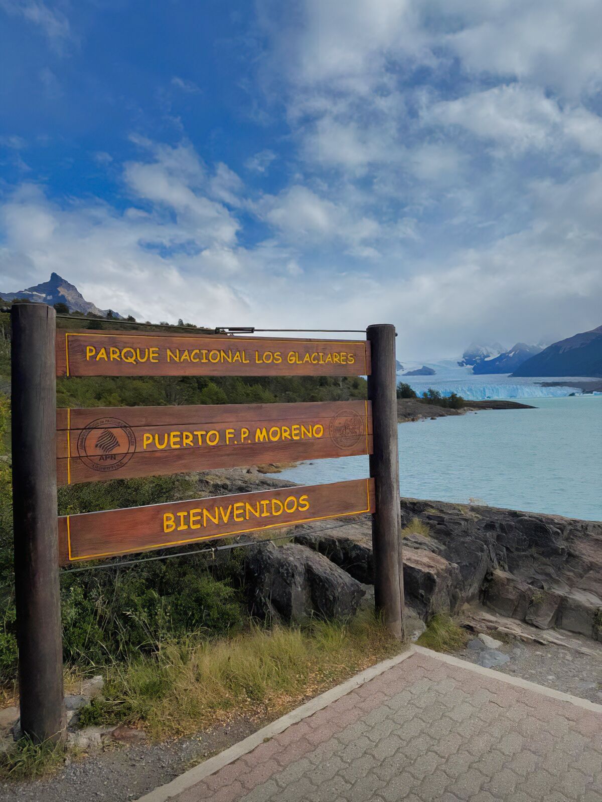 Cartel de madera del Parque Nacional Los Glaciares en Puerto Perito Moreno, junto al lago