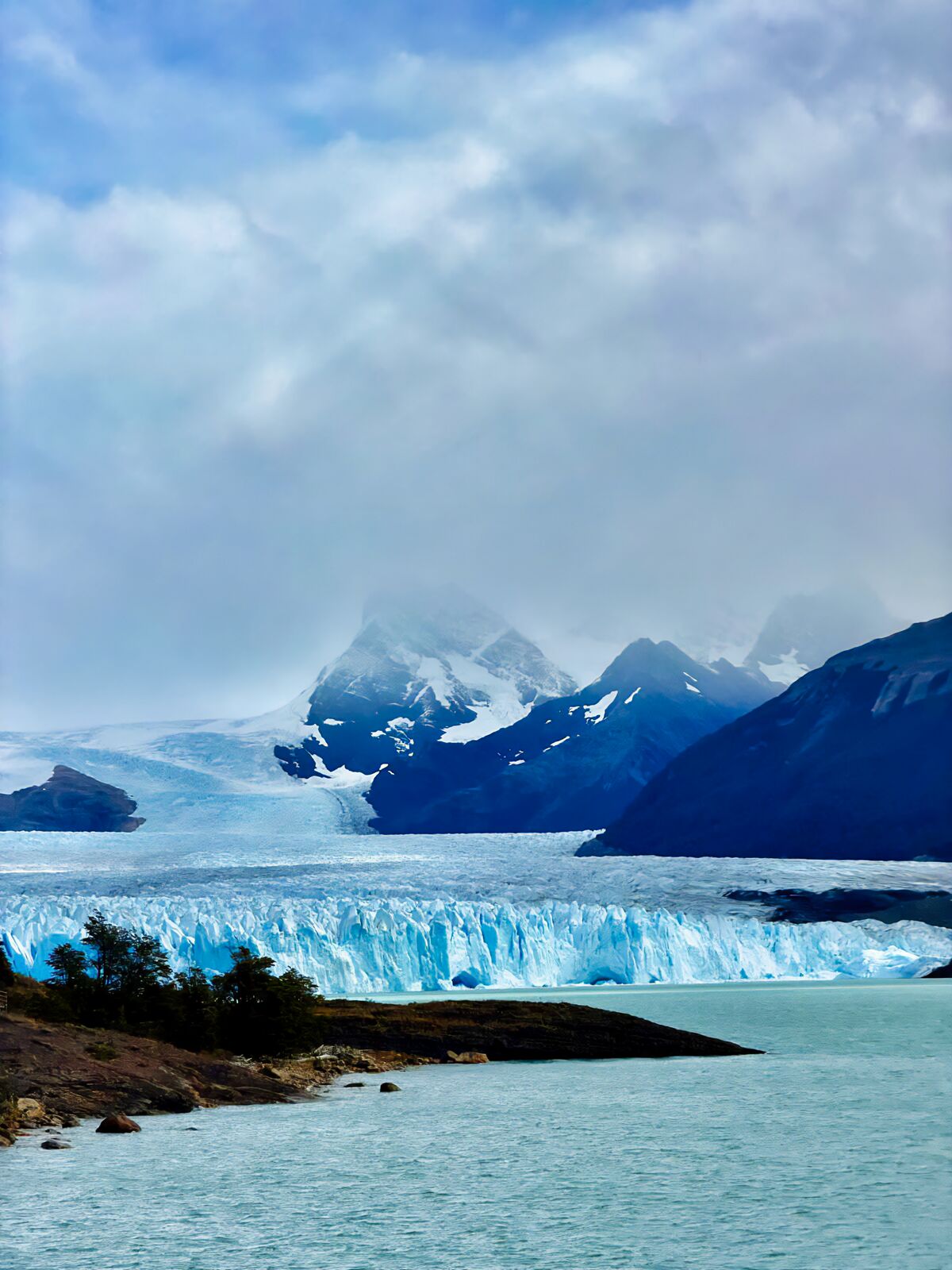 Frente del Glaciar Perito Moreno sobre el Lago Argentino, bajo nubes bajas