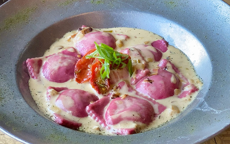 Raviolones de remolacha en salsa blanca con tomates cherry y albahaca