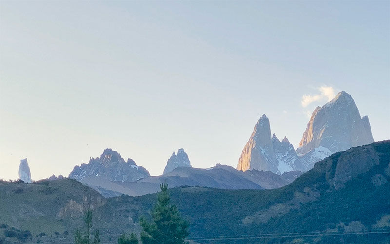 Cerro Fitz Roy al atardecer sobre las lomas del valle