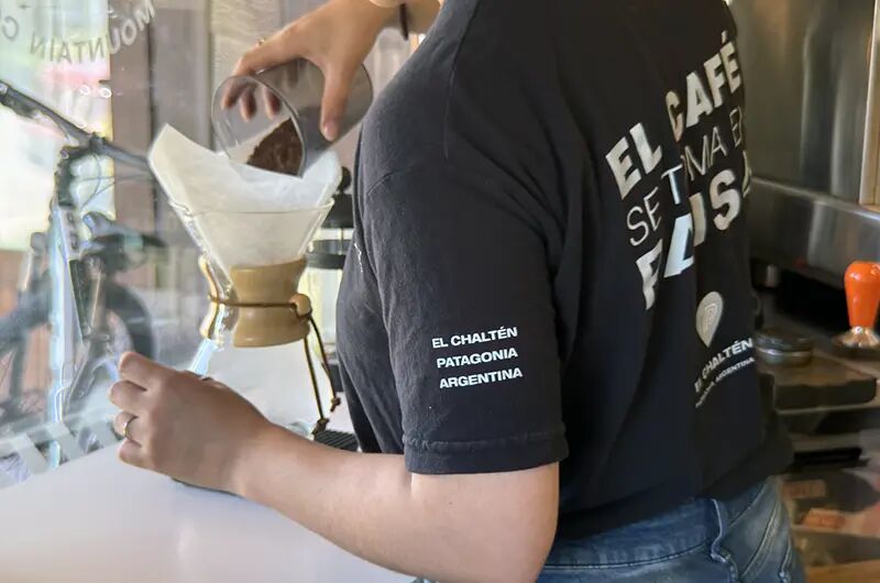 Barista sirviendo café molido en un Chemex