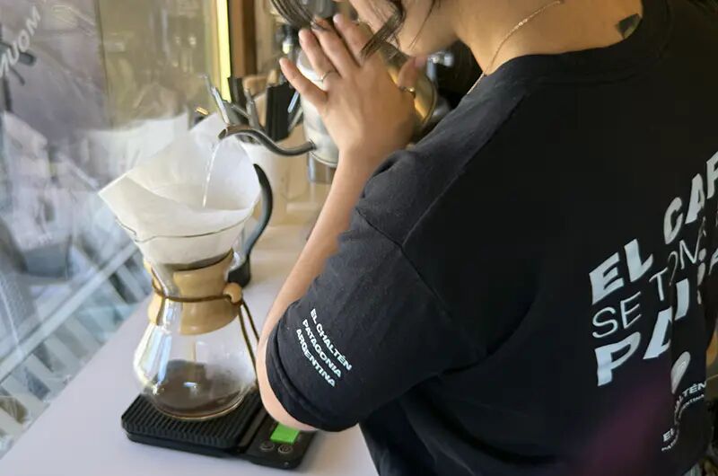 Barista vertiendo agua sobre el filtro del Chemex, sobre una balanza