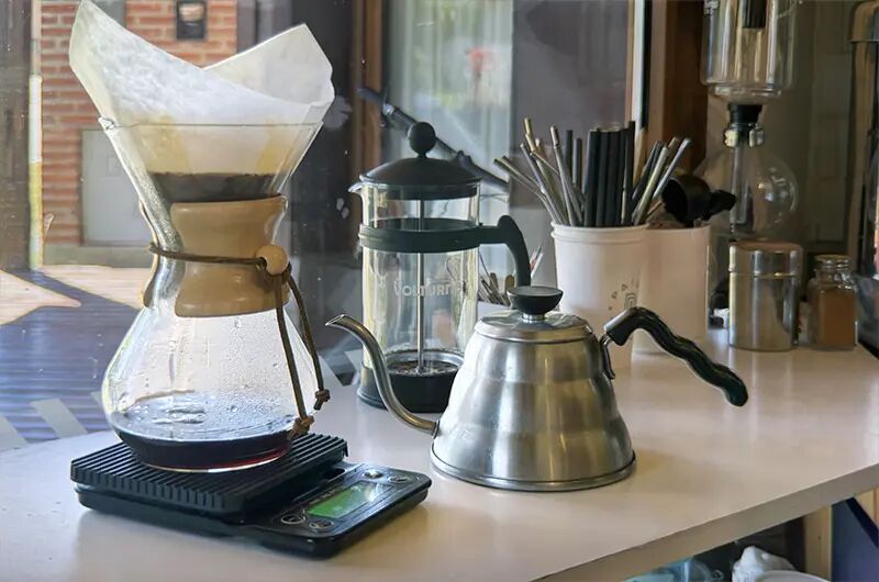 Chemex, prensa francesa y pava de cuello largo en la barra