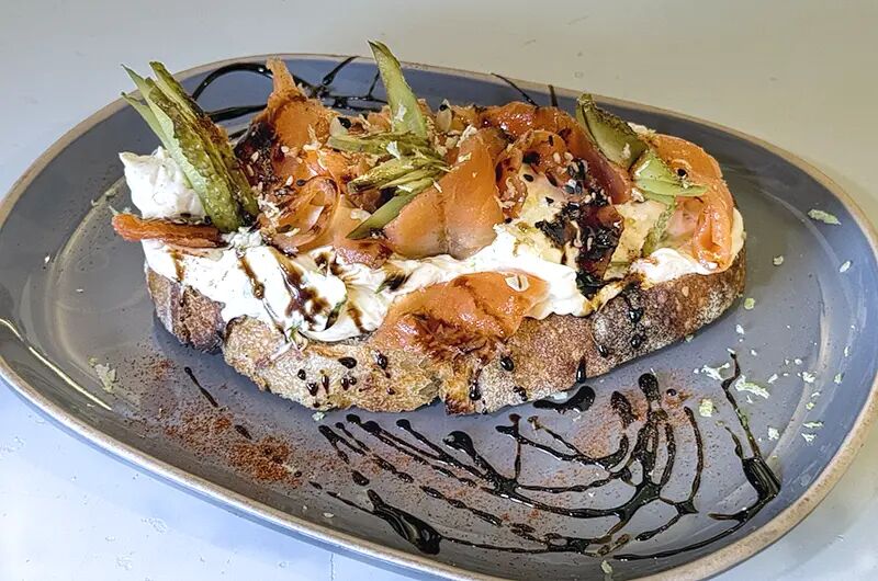 Bruschetta de trucha ahumada sobre pan de masa madre