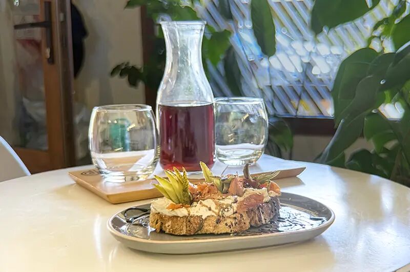 Bruschetta y jarra de café filtrado en una mesa redonda