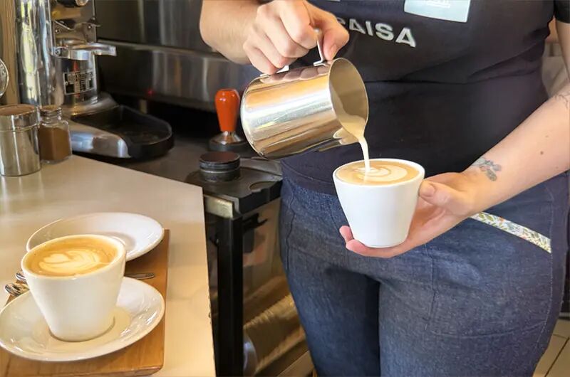 Barista dibujando latte art en una taza