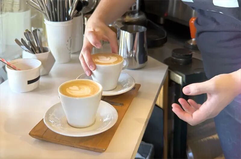 Taza de cappuccino servida en una bandeja de madera
