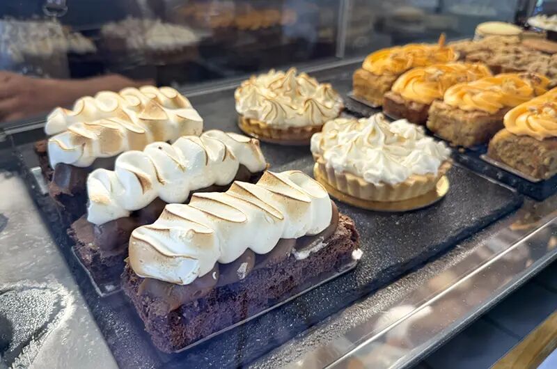 Brownie con merengue y tartas de limón en la vitrina