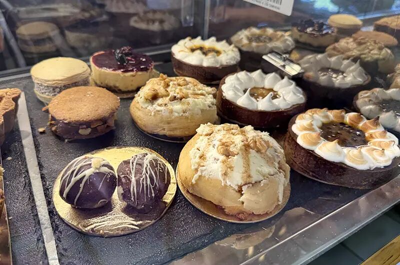 Vitrina con alfajores, tartas y cookies