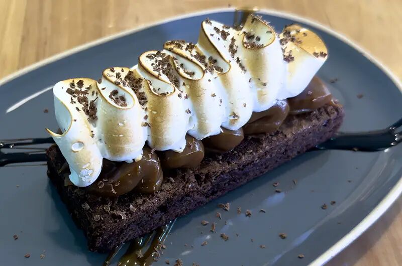 Brownie con dulce de leche y merengue tostado