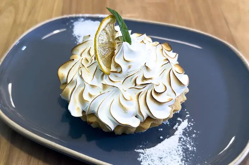 Lemon pie con merengue y una rodaja de limón