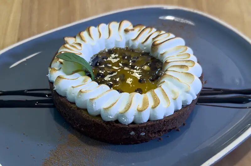 Tarta con merengue tostado y centro de maracuyá