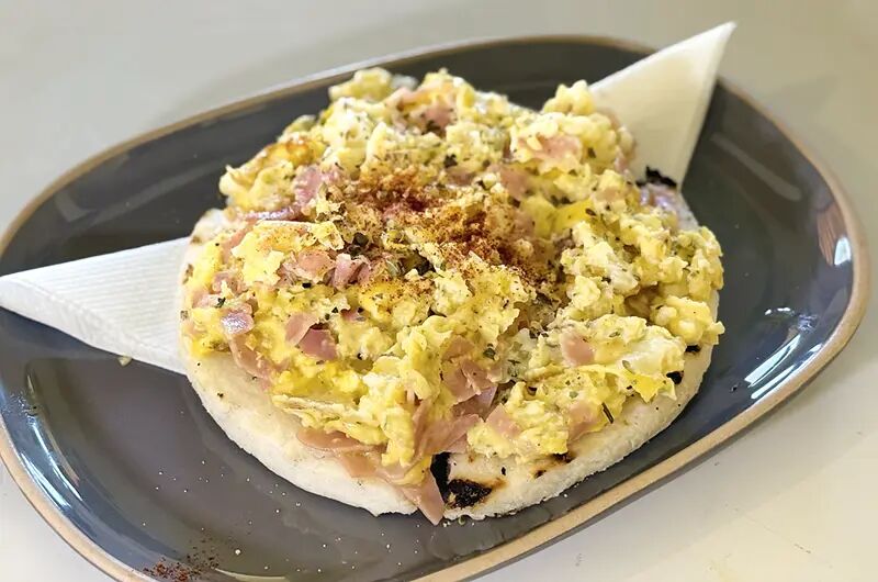 Arepa con huevo revuelto y jamón