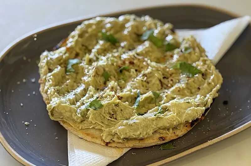 Arepa cubierta de guacamole