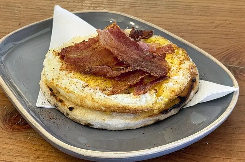 Arepa con huevo frito y panceta crocante