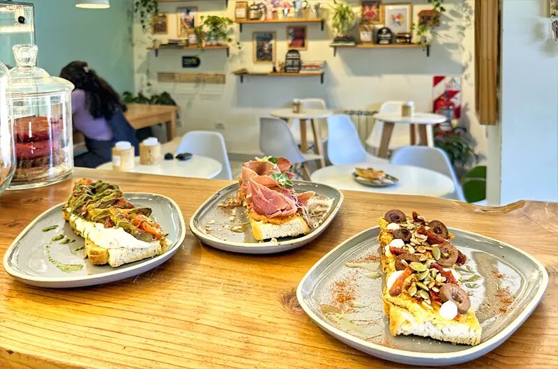 Tres bruschettas sobre una barra de madera en el salón