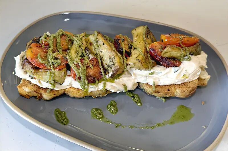 Bruschetta de berenjenas y tomates confitados con pesto