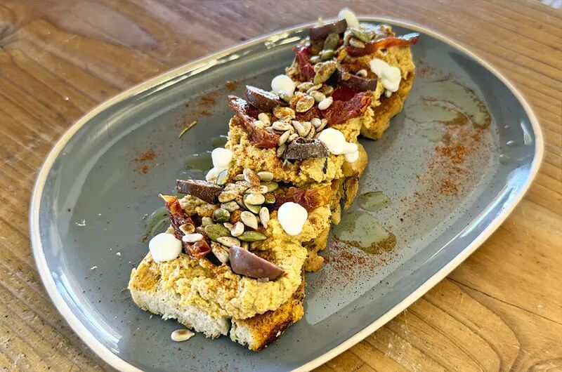 Bruschetta con hummus, tomates secos y semillas