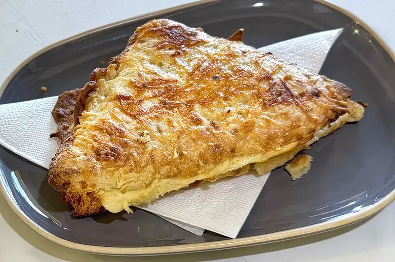 Scone dorado sobre una servilleta en un plato gris