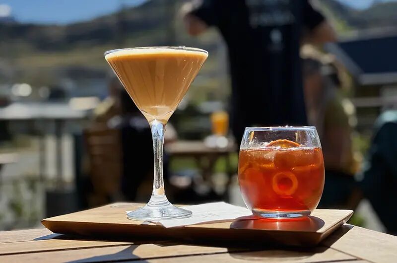 Bebidas con café servidas en una bandeja en la galería