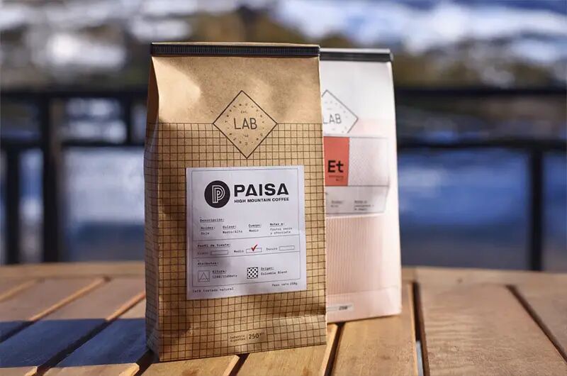 Bolsas de café de Paisa en una mesa al sol