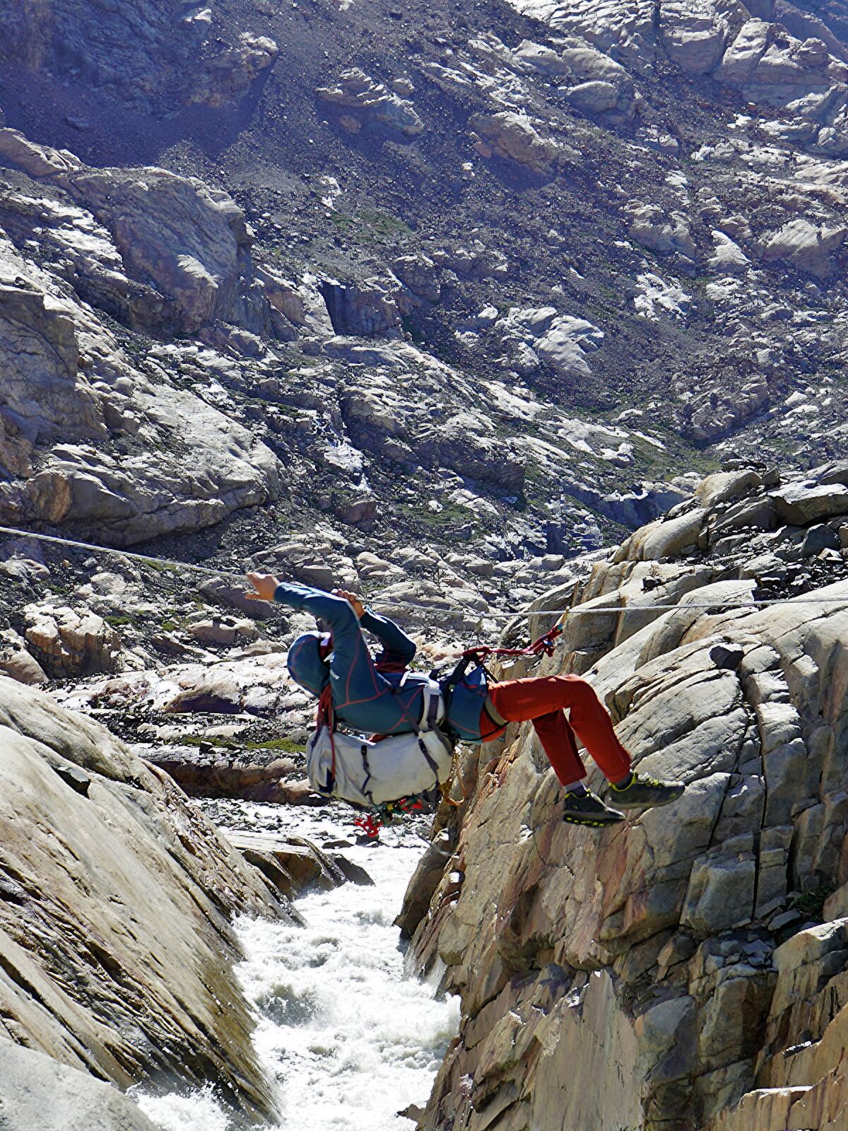 Cruce de río con tirolesa