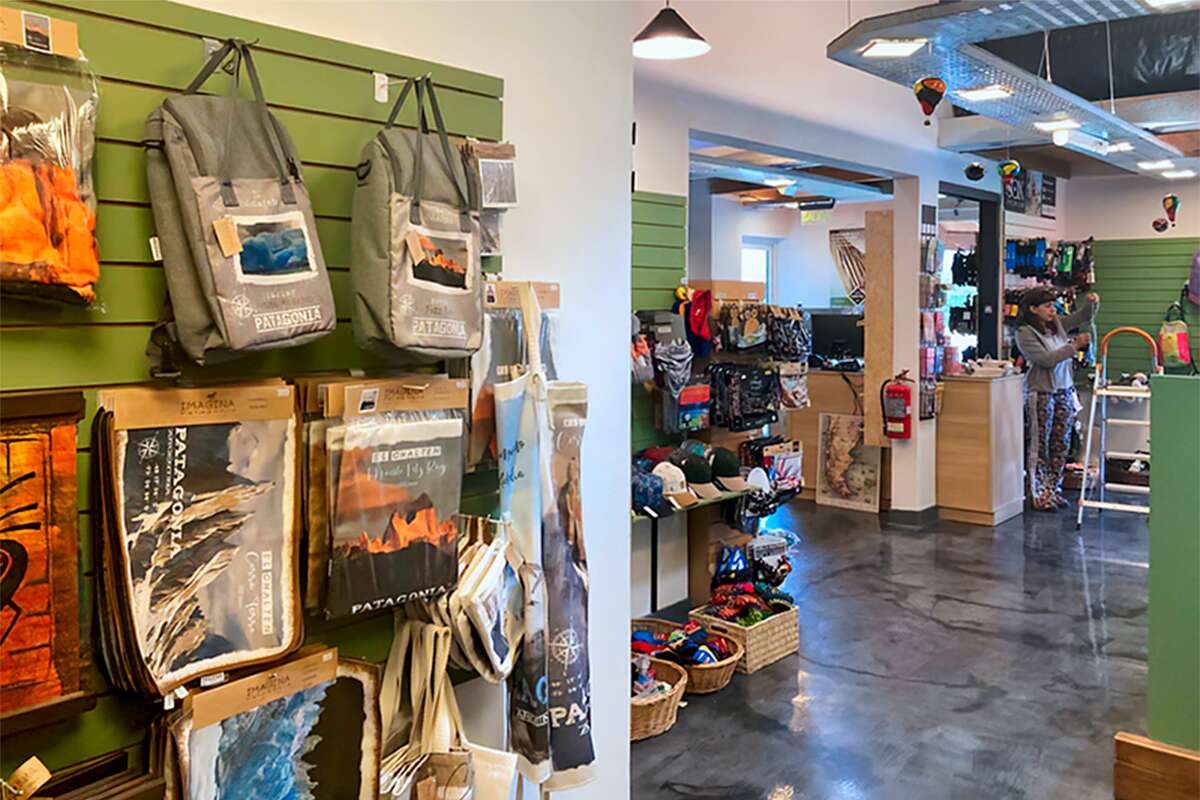 Bolsos y mochilas estampadas con paisajes de la Patagonia junto a canastos de gorros