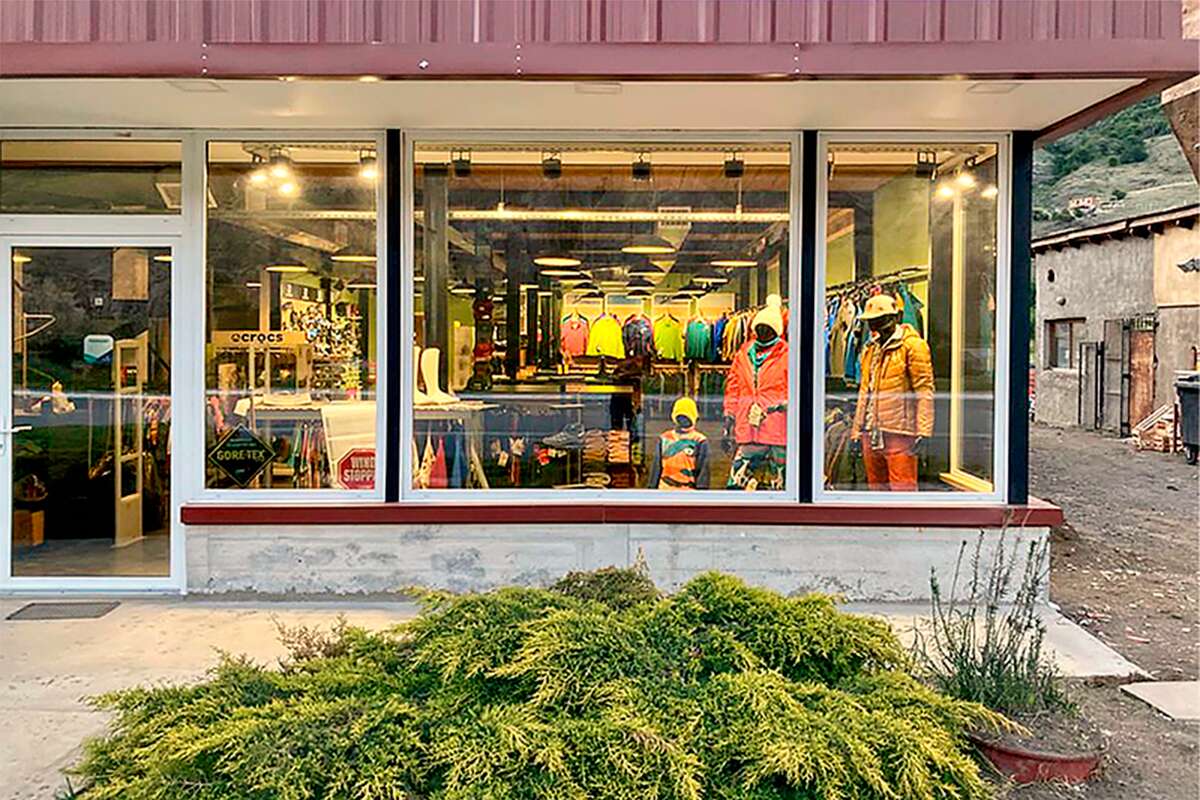 Vidriera con maniquíes vestidos con camperas de colores